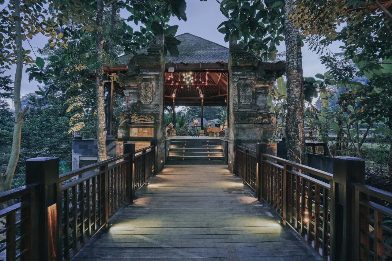 The Sebali Resort ウブド エクステリア 写真 The bridge leading to the restaurant
