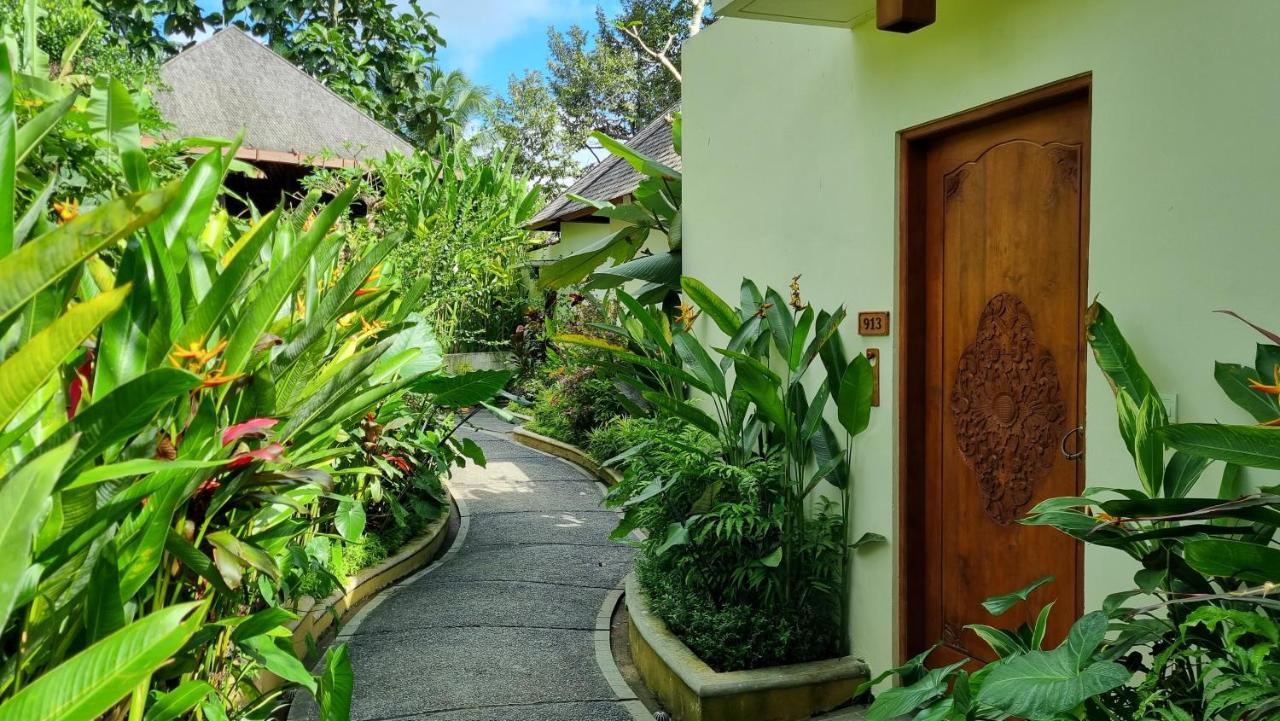 The Sebali Resort ウブド エクステリア 写真 Entrance to a villa at the resort