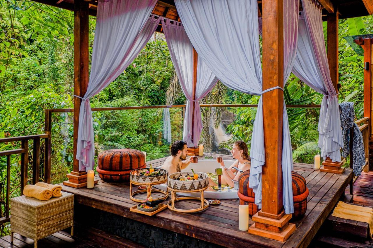 The Sebali Resort ウブド エクステリア 写真 The hot tub at the resort