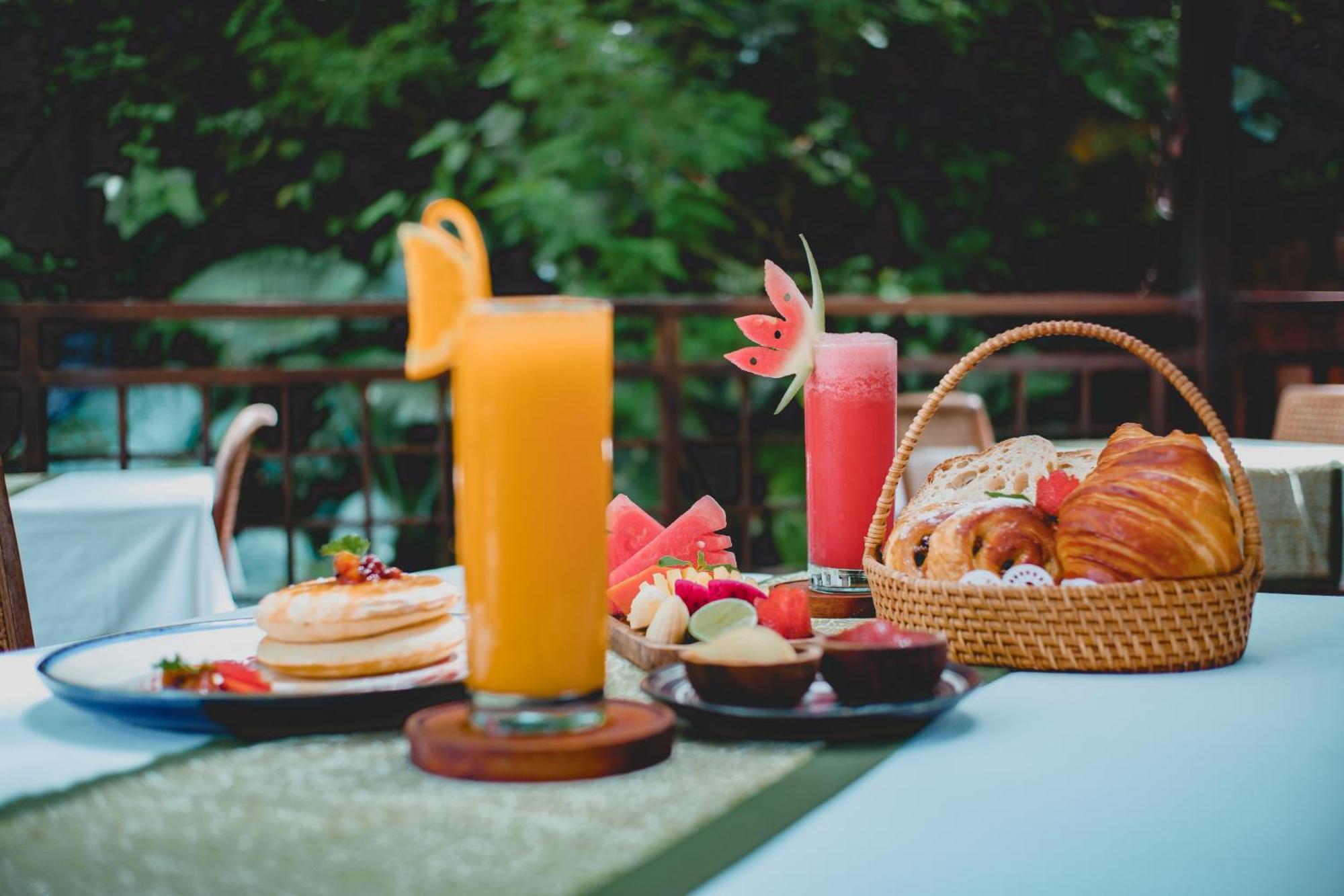 The Sebali Resort ウブド エクステリア 写真 A breakfast table